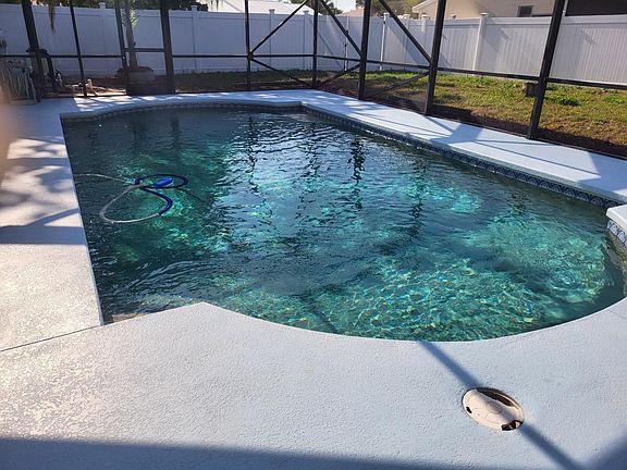 5th image of 702 SW Belmont Circle