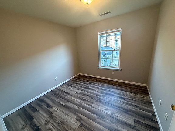 4th image of 112 Elaine Ave #C