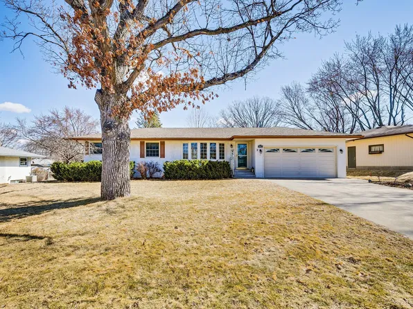 2780 Galtier St, Roseville, MN 55113