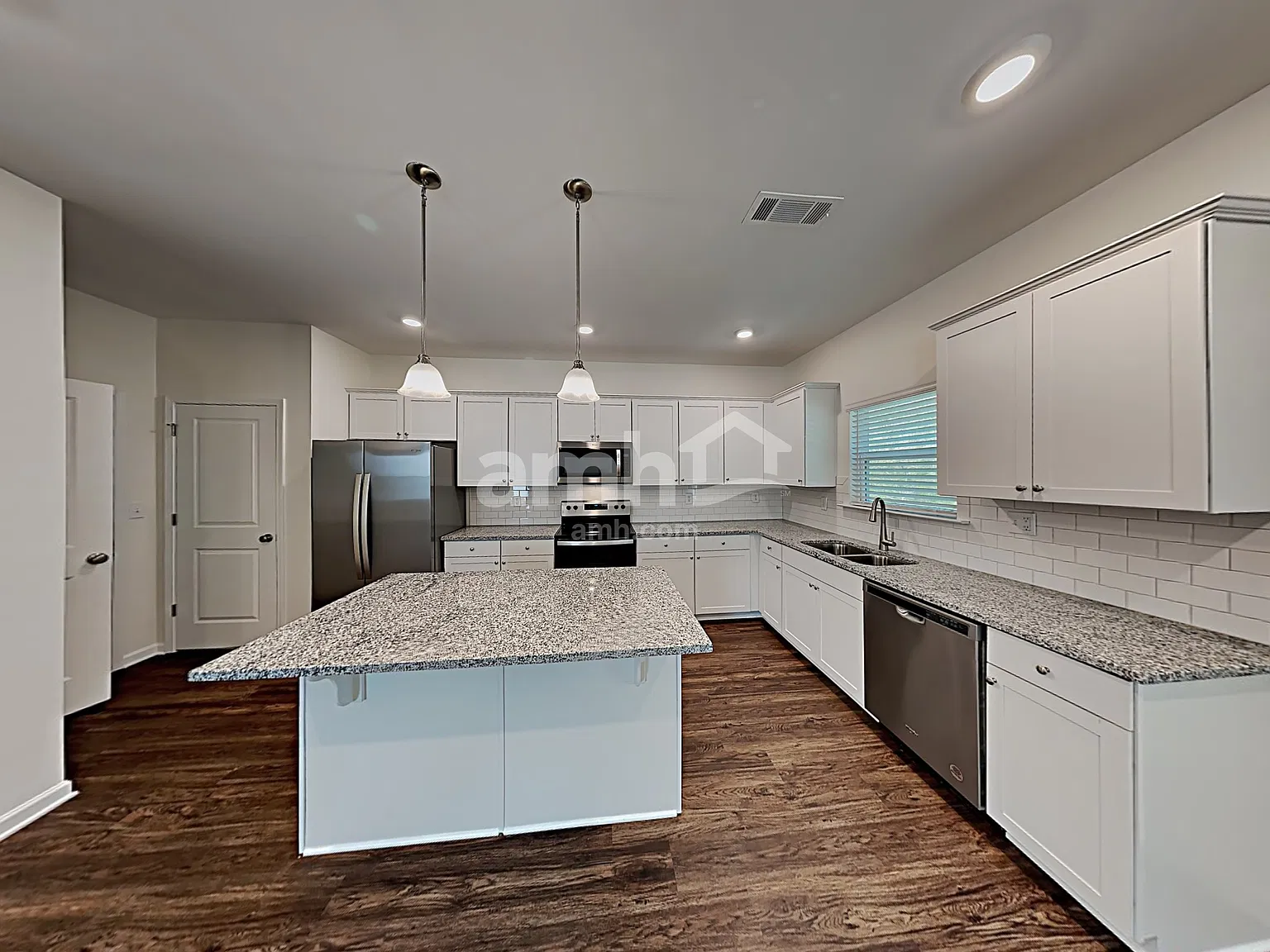 5 bed, 3.5 bath, 2483 sqft, $2,460 — Photo 3