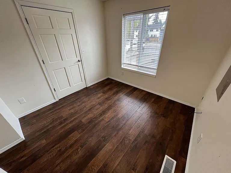 103 E Grand St — Photo 9