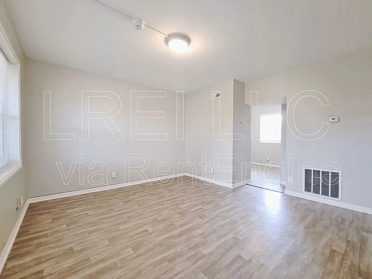 1835 La Salle Pl — Photo 2