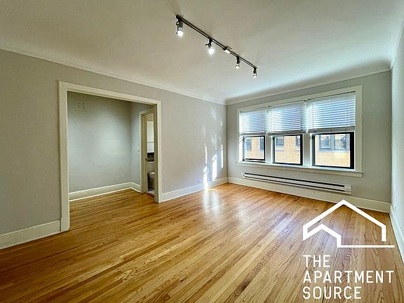 5th image of 2325.5 N Rockwell St #B1