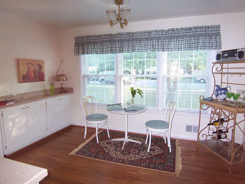 Lovely and bright breakfact area