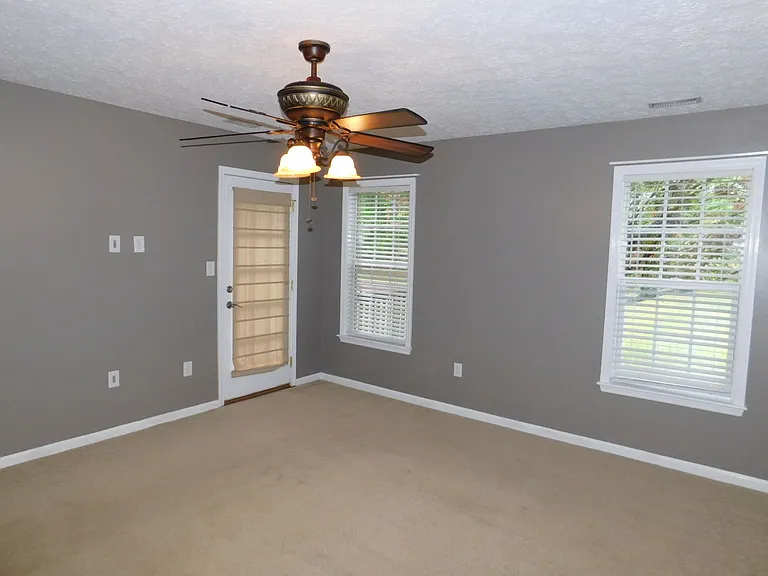 302 Jacqueline Dr — Photo 15