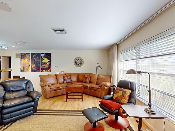 5th image of 426 Worthington St