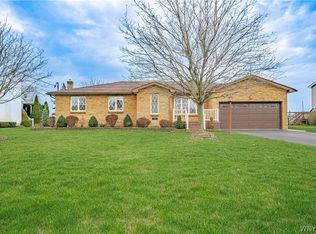 6102 Reger Dr, Lockport, NY 14094