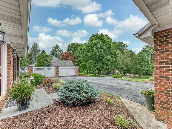 5th image of 411 Elm Ln