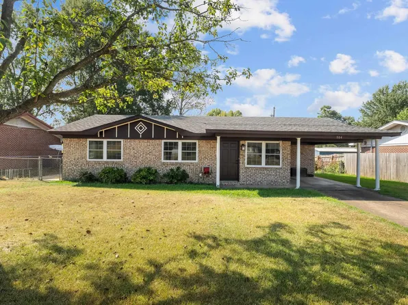 304 W Greenfield Dr, Wake Village, TX 75501