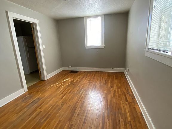 3rd image of 302 W Avenue C