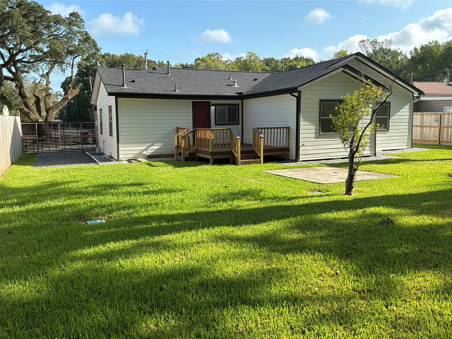 3 bed, 2.0 bath, 1421 sqft, $1,975 — Photo 2