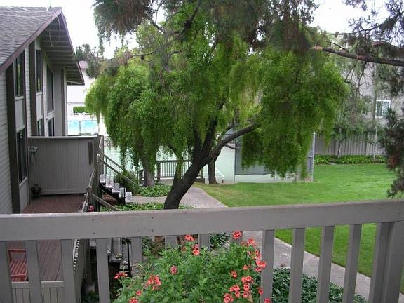 Tennis & pool nearby