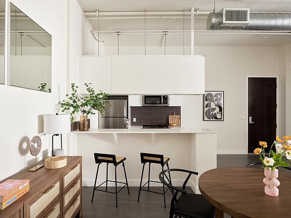 4th image of 939 S Broadway APT 914