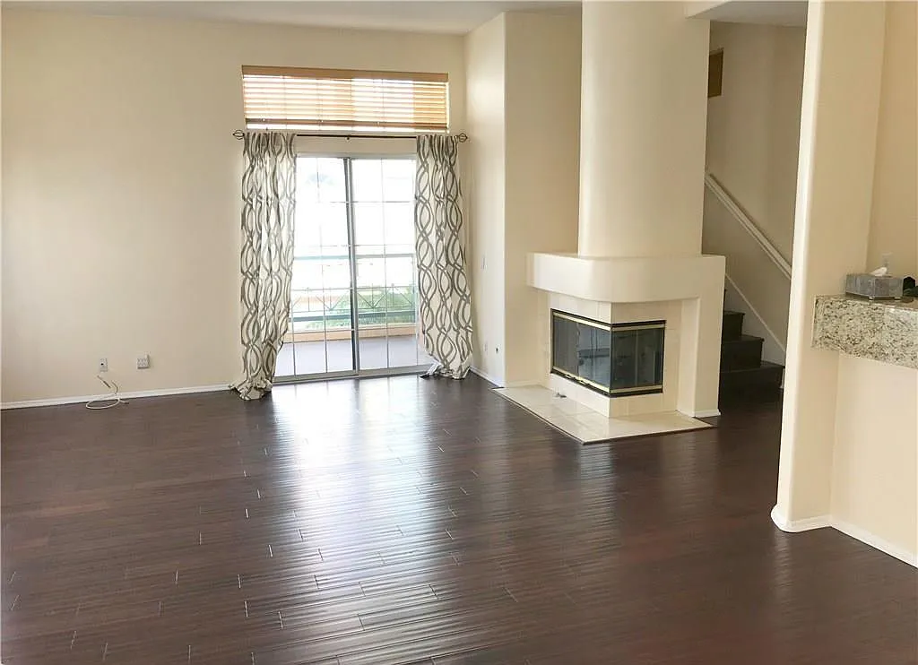 2 bed, 2.5 bath, 1347 sqft, $3,750 — Photo 2