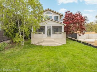 9047 Gale Rd, White Lake, MI 48386