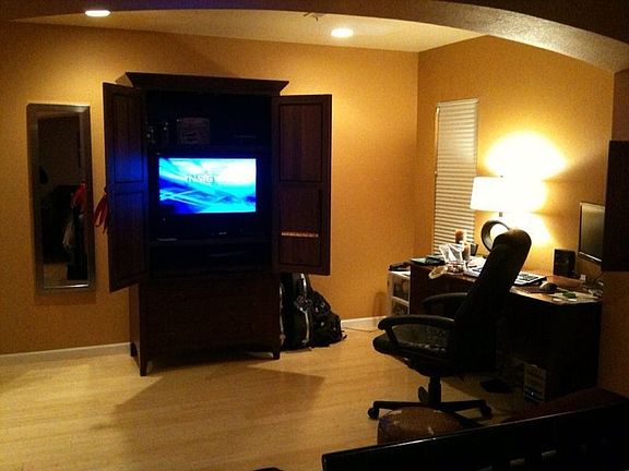 Master Bedroom (Alt Angle)