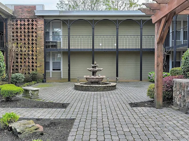 210 S McLean Blvd #11 — Photo 8