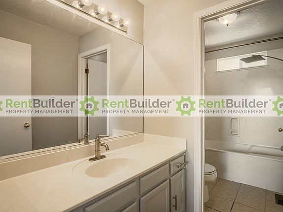 2nd image of 1105 Casa Tomas Rd NE