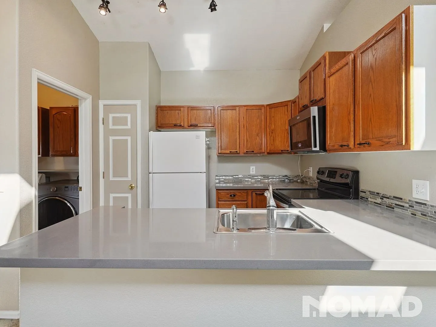 3 Bedroom Townhome in a gated community in Colorado Springs — Photo 3