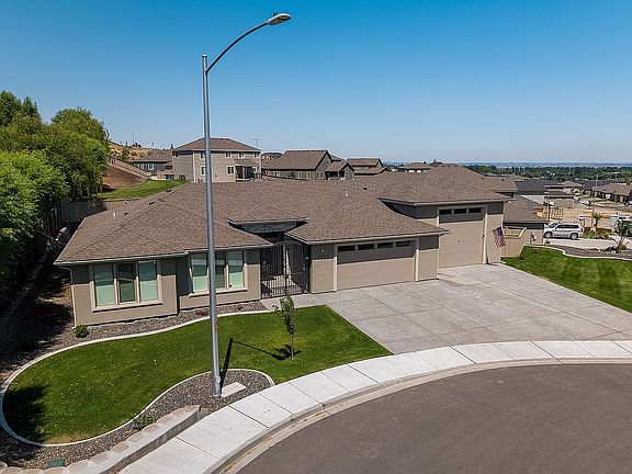 2nd image of 4856 Tillamook Dr