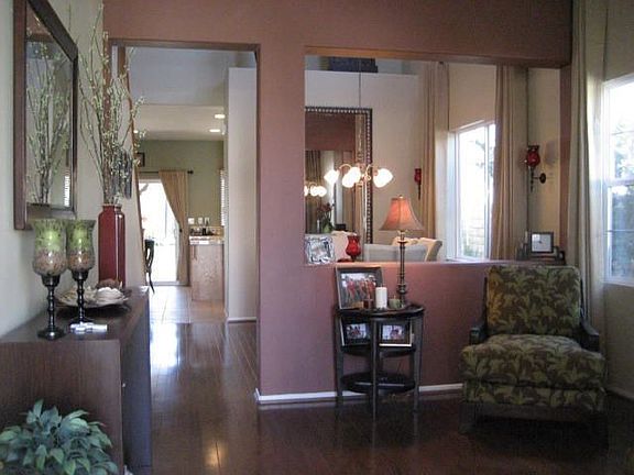 Entry that flows into the dining and kitchen