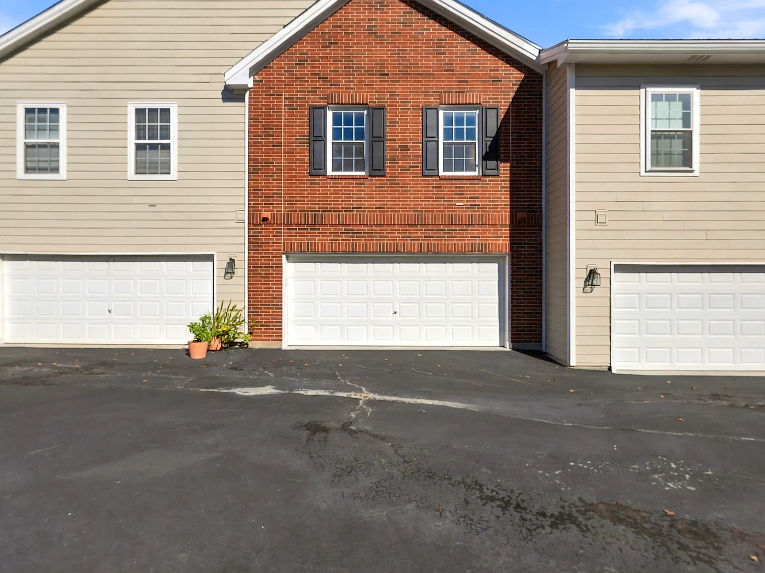 3 bed, 2.5 bath, 1650 sqft, $2,300 — Photo 3