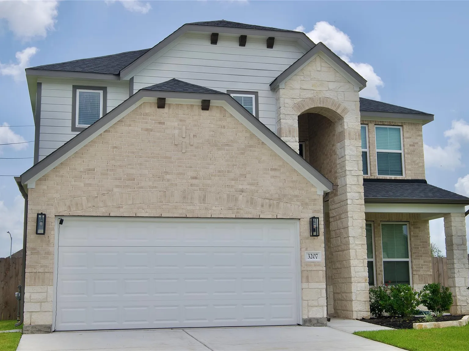 4 bed, 2.5 bath, 2785 sqft, $2,995 — Photo 3
