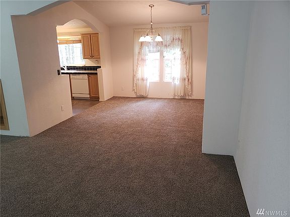 2nd image of 60 NE Pine Pl