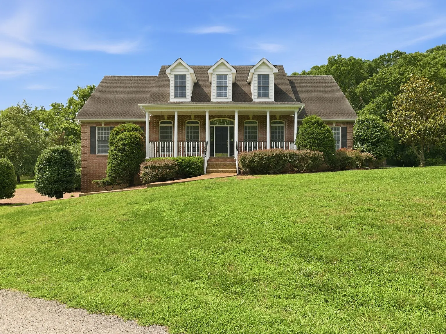 4 bed, 3.5 bath, 3510 sqft, $6,480 — Photo 2