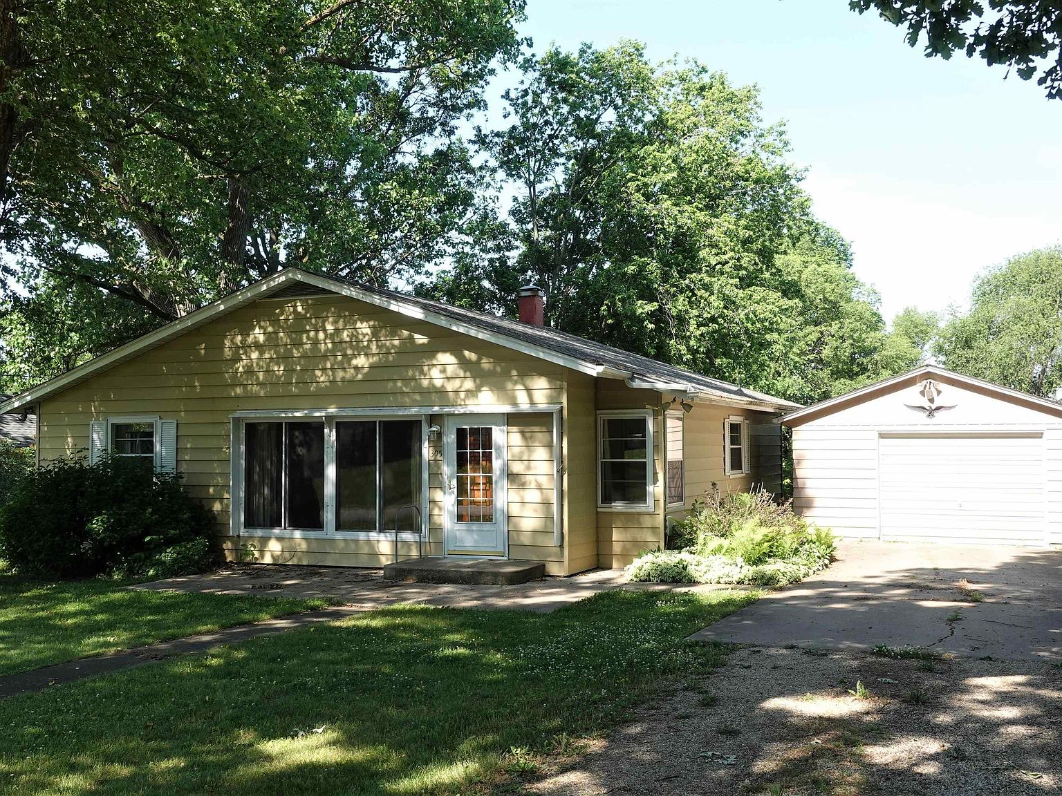 305 N Olin St, Altona, IL 61414 Zillow