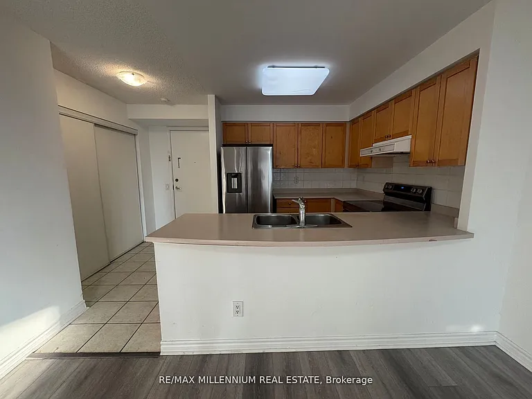 25 Kingsbridge Garden Cir #423 — Photo 18