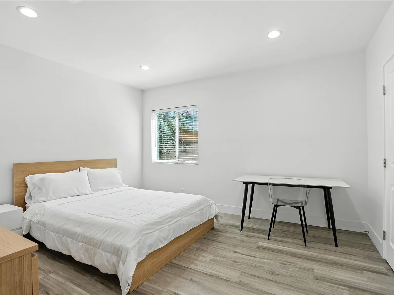 2134 Santa Fe Ave — Photo 4