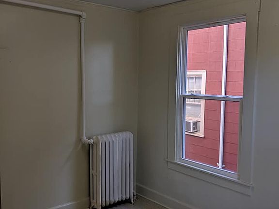 5th image of 393 Watson St