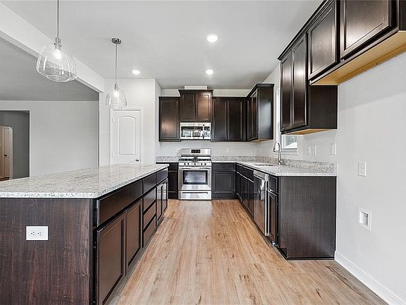 4th image of 961 Dandelion Dr