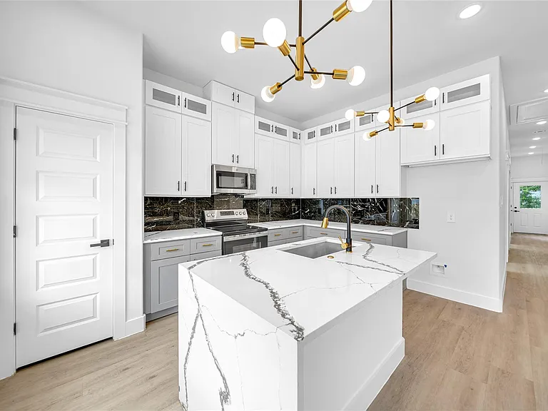 4834 Higgins St #B — Photo 7