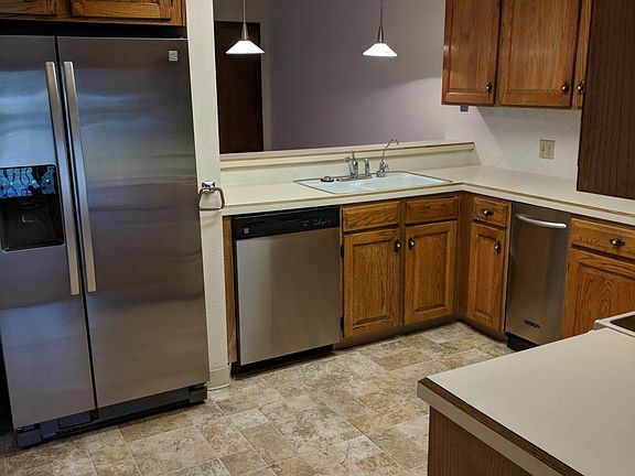 Lovely kitchen with breakfast bar, dishwasher, trash compactor, range and microwave