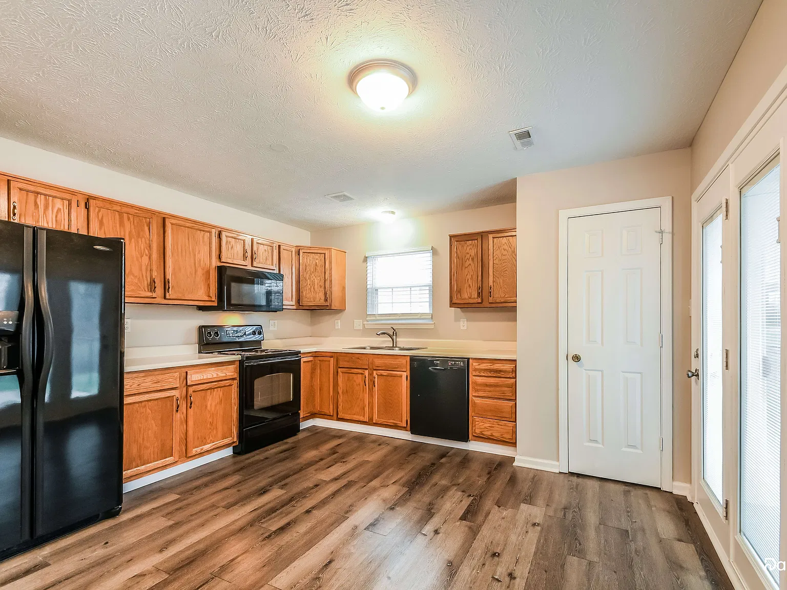 3 bed, 2.0 bath, 1384 sqft, $2,245 — Photo 3