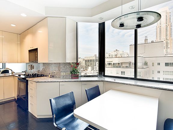 4th image of 200 E 65th St APT 20D