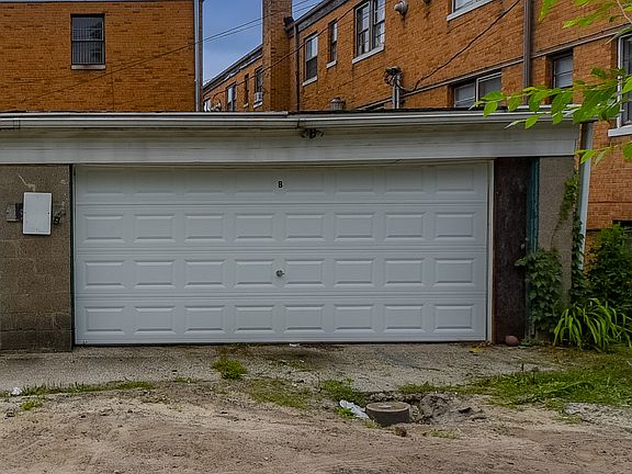 2nd image of 925 W 35th Avenue Garage #B-1