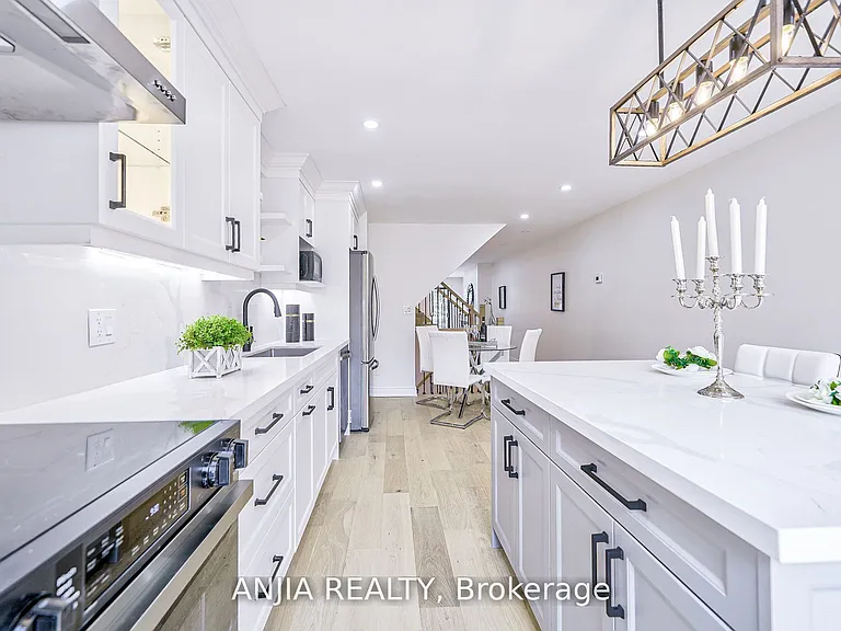 322 Hillsdale Ave E — Photo 5