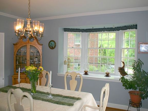 Lovely dining room with bay window