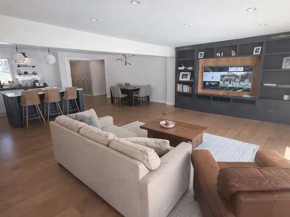 3212 N 104th St, Wauwatosa, WI 53222