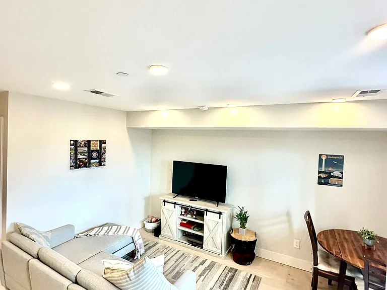 2556 University Pl NW #301 — Photo 6