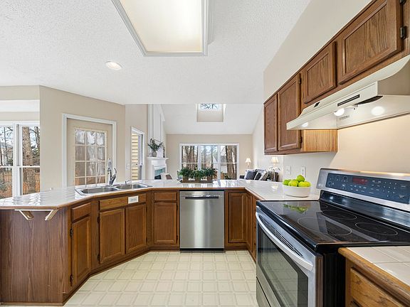 3rd image of 805 Beddingfield Dr