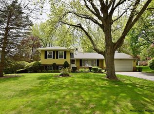 38W221 Toms Trail Dr, St Charles, IL 60175