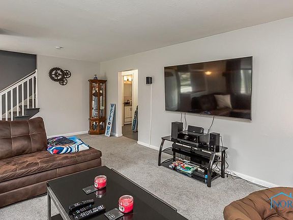 5th image of 748 W Poinsetta Ave