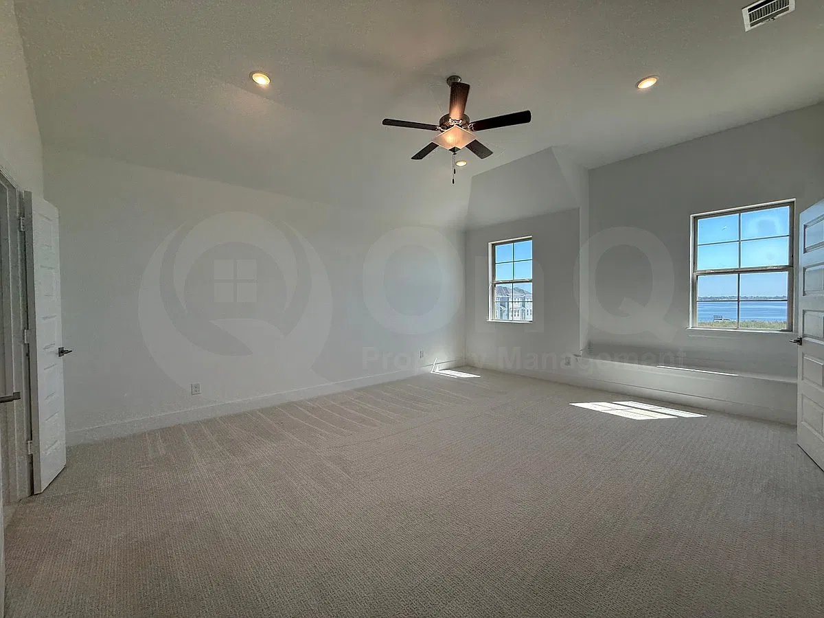 3 bed, 4.0 bath, 1950 sqft, $3,299 — Photo 4