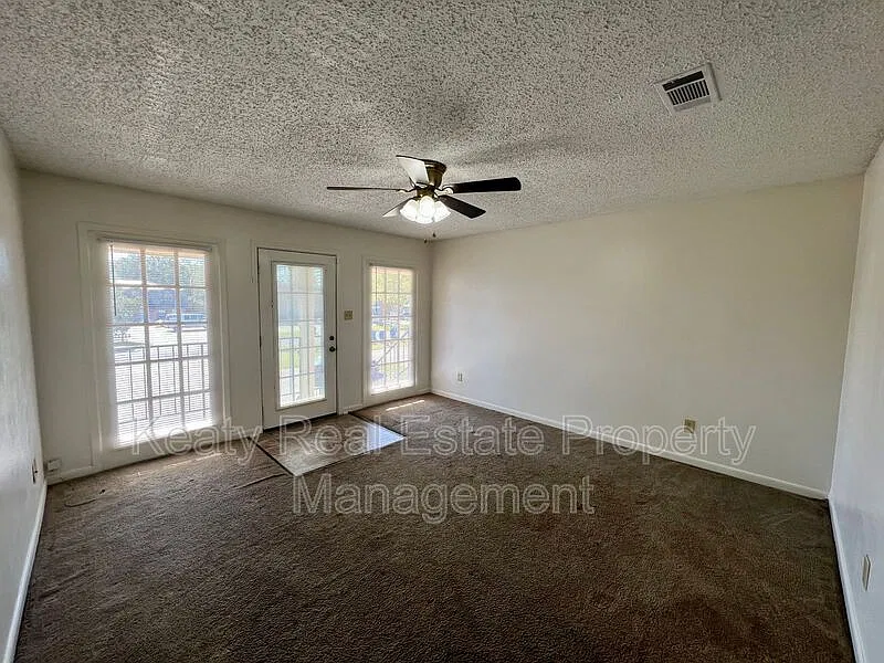 2 bed, 1.5 bath, 1000 sqft, $800 — Photo 3