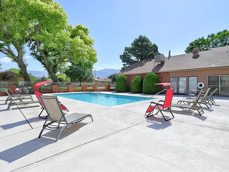 10916 Griffith Park Dr NE — Photo 9