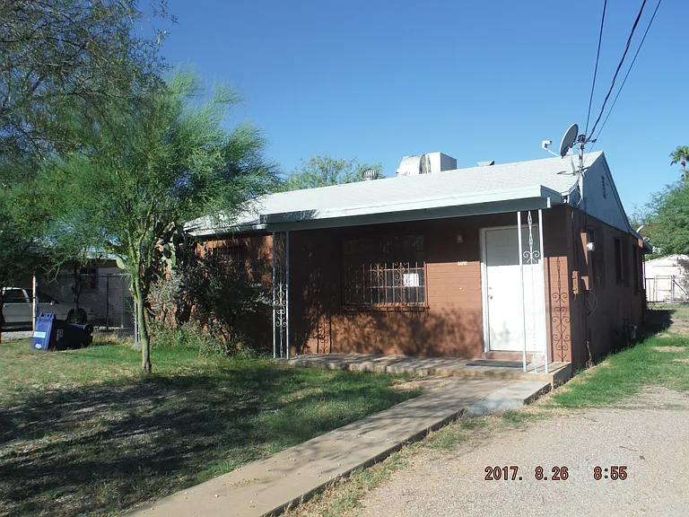 2607 N La Verne Ave — Photo 2
